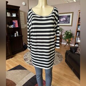 Fluent Life black & metallic silver 3/4 sleeves scoop neckline tunic-size XL